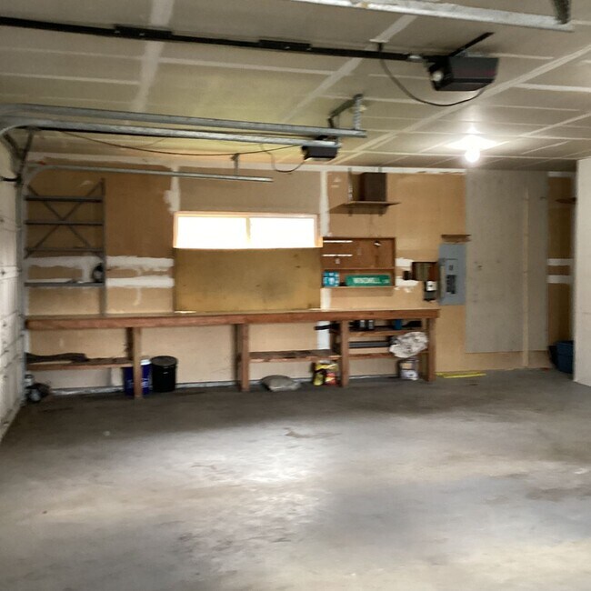 Building Photo - Ranch Style Rambler located in Stannwood