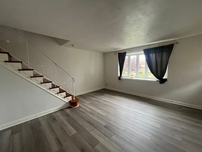 Building Photo - 3 bed room 1.5 bath