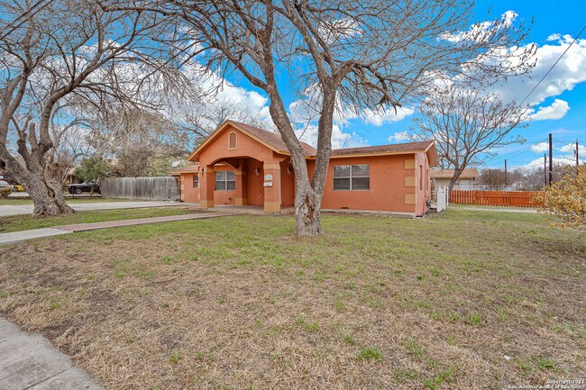 Building Photo - 3323 W Woodlawn Ave