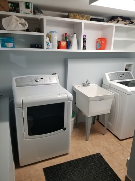 Shared Laundry - 2858 W Henderson St
