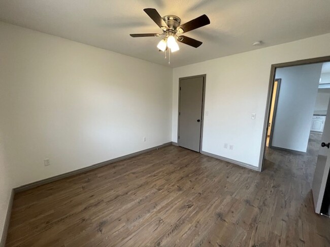 Building Photo - ALL BRICK HOME IN NIXA Located in McCroske...