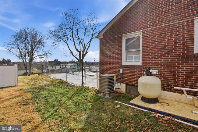 Building Photo - 1058 St Joseph St