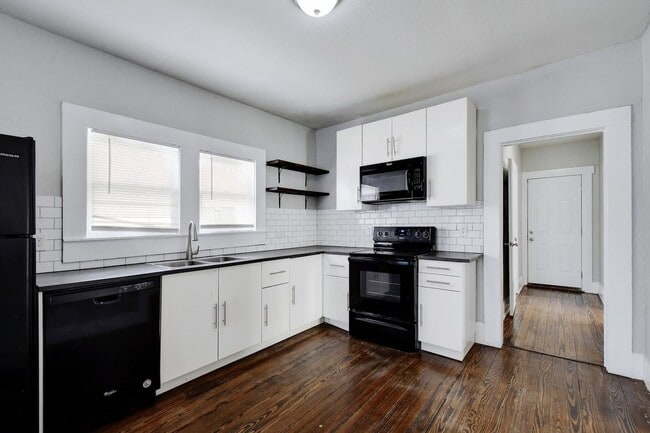 Building Photo - 1314 N Sabinas St