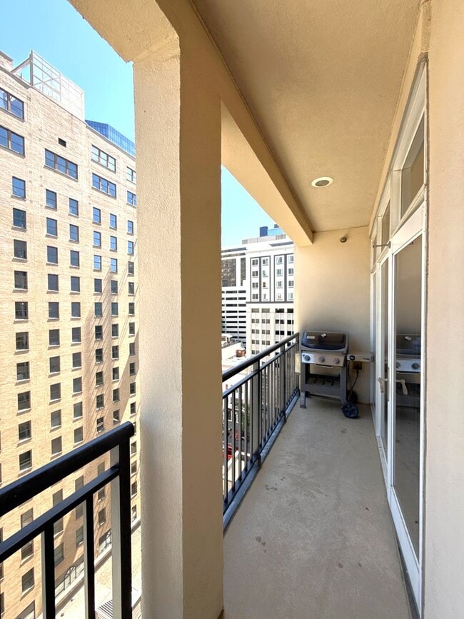 Building Photo - 230 S Tryon St