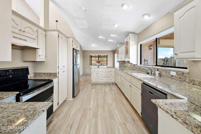 Building Photo - 2349 Loma Vista Dr