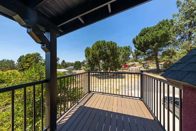 Building Photo - Beautiful 2 Bedroom Back House