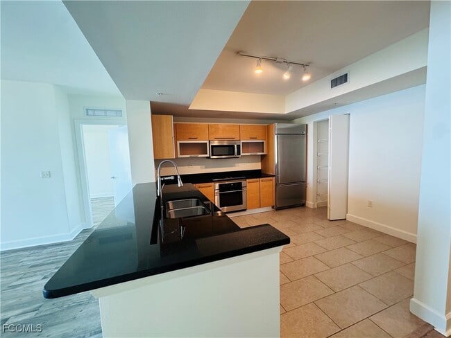 Building Photo - 3000 Oasis Grand Blvd