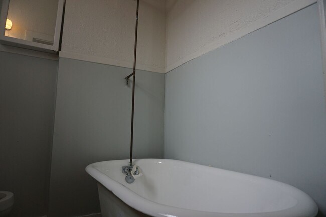Building Photo - 635 E 100 S