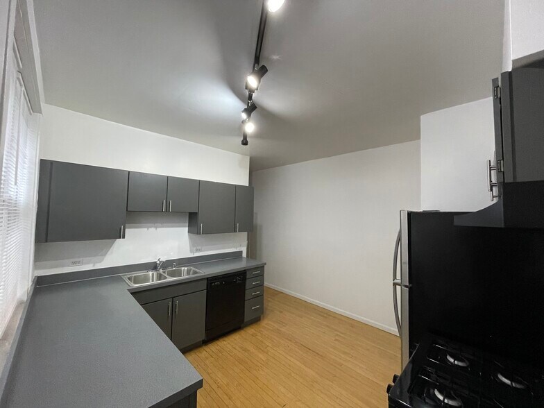 Building Photo - 1721 W Farragut Ave