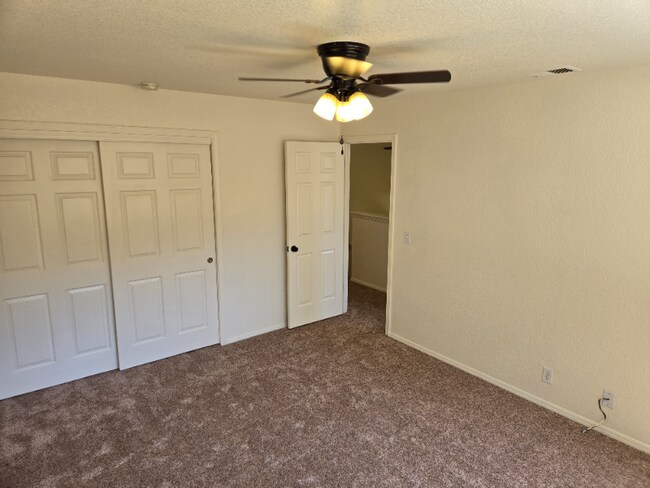 Building Photo - 652 Shady Ln