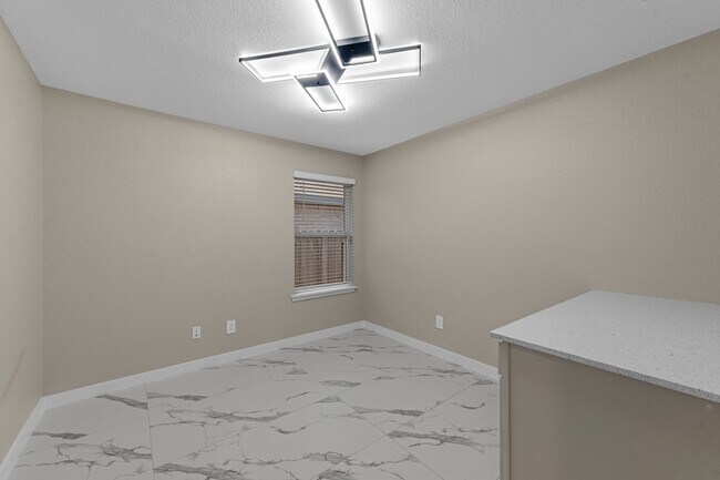 Building Photo - 15223 Mayflower St