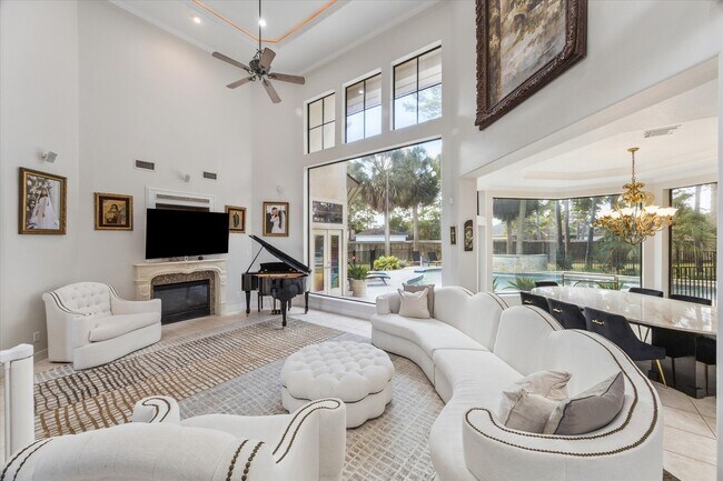 Building Photo - 600 Royal Oaks Dr