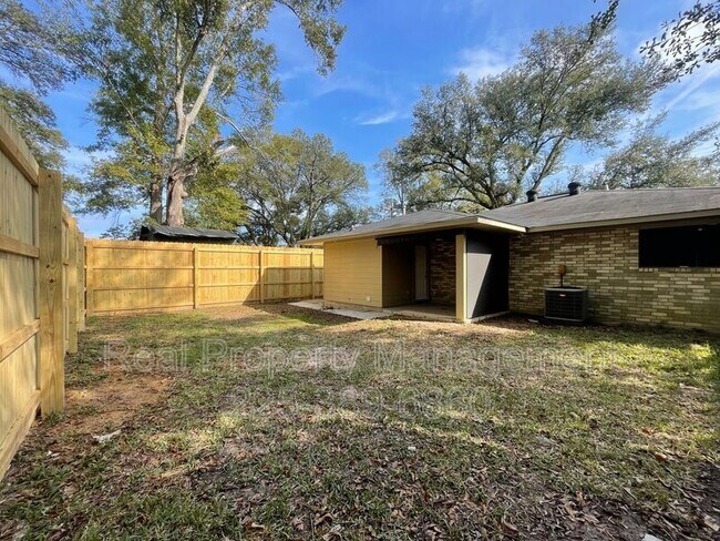 Building Photo - 4225 W Central Ave