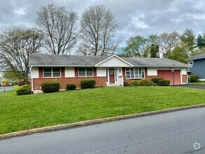 Building Photo - 3 Bedroom/2 Full Bath Ranch Near Air Produ...