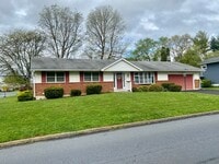 Building Photo - 3 Bedroom/2 Full Bath Ranch Near Air Produ...