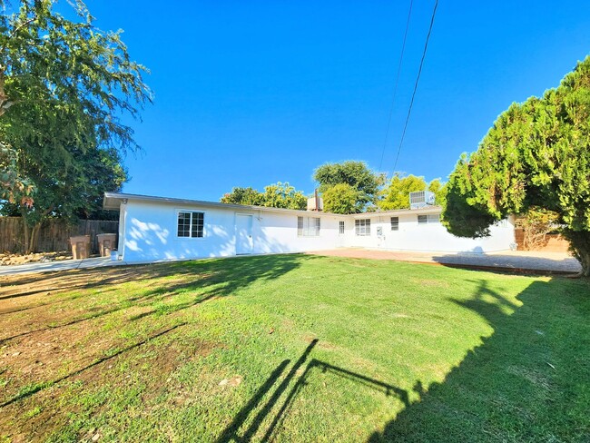 Building Photo - Charming 4-Bedroom Home Near Bakersfield C...