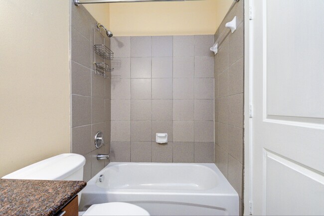 Building Photo - Modern 3 Bedroom // 3.5 Bathroom in the He...