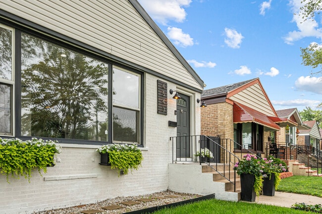 Building Photo - 4543 S Leclaire Ave