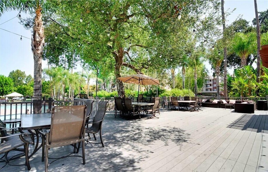 Building Photo - 5510 Owensmouth Ave