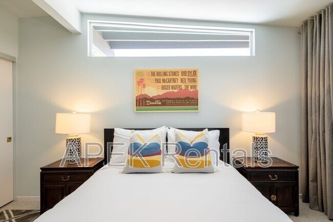 Building Photo - 2204 W Acacia Rd