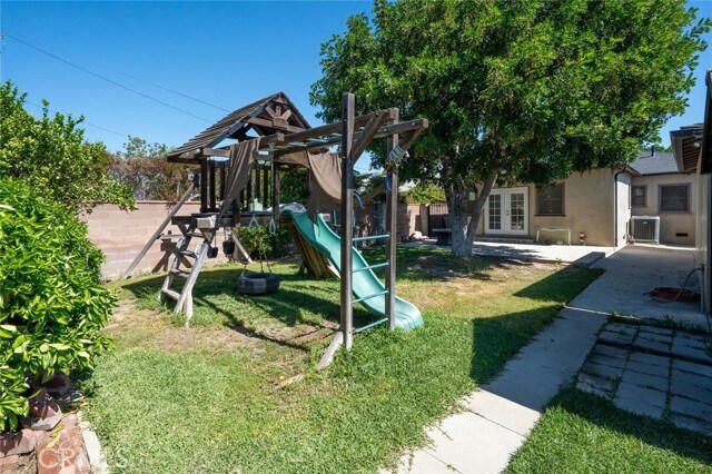 Building Photo - 1641 N Catalina St