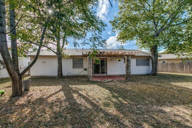 Building Photo - 3-BEDROOM HOME IN PIPERS MEADOW