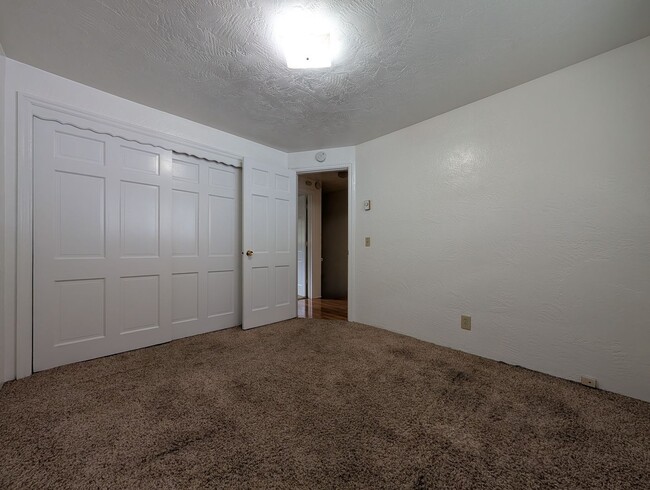Building Photo - Great 2-Bedroom, 1.5 Bath Duplex in East Eugene!