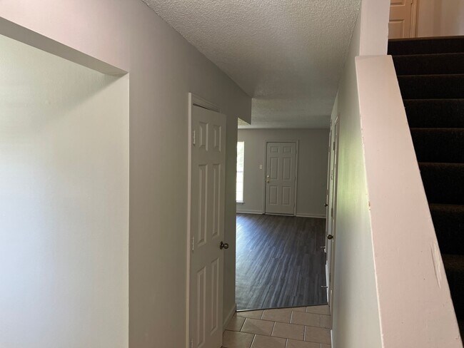 Building Photo - 105 Club Ln