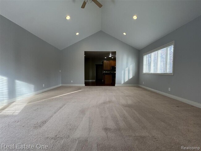 Building Photo - 1030 Oakwood Dr