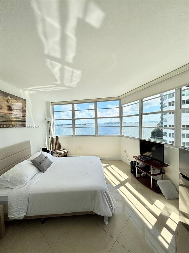 Building Photo - 801 Brickell Bay Dr