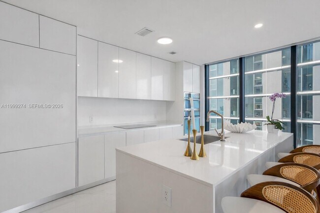 Building Photo - 700 NE 24th St