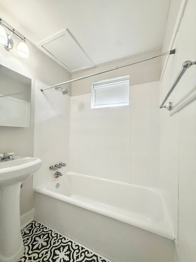 Building Photo - Adorable Downstairs Studio in Vintage 1920s Complex
