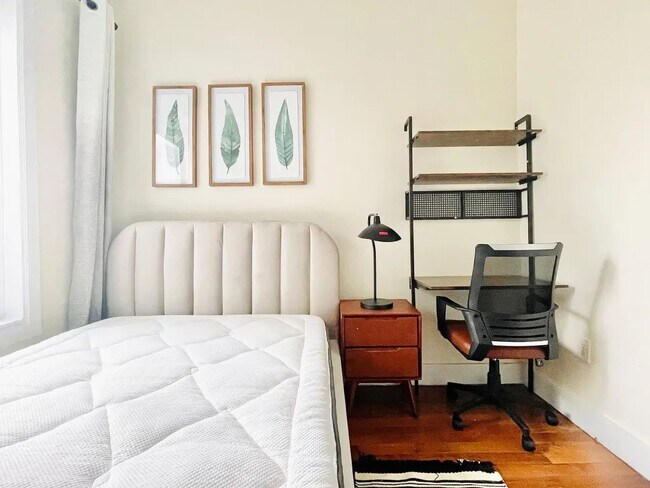 Building Photo - Furnished room/NOT APARTMENT