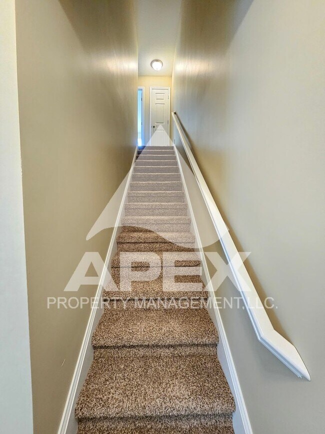 Building Photo - AVALON TOWNHOMES – LIKE NEW - 2 Bd/2.5 Ba Townhome off Topside Road with convenient access to Mar...