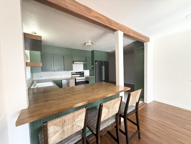 Building Photo - 1100 W Grand Ave