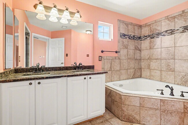 Building Photo - Spacious 5-Bedroom Fredericksburg Home with Flexible Living & Over 3,500 Sq Ft