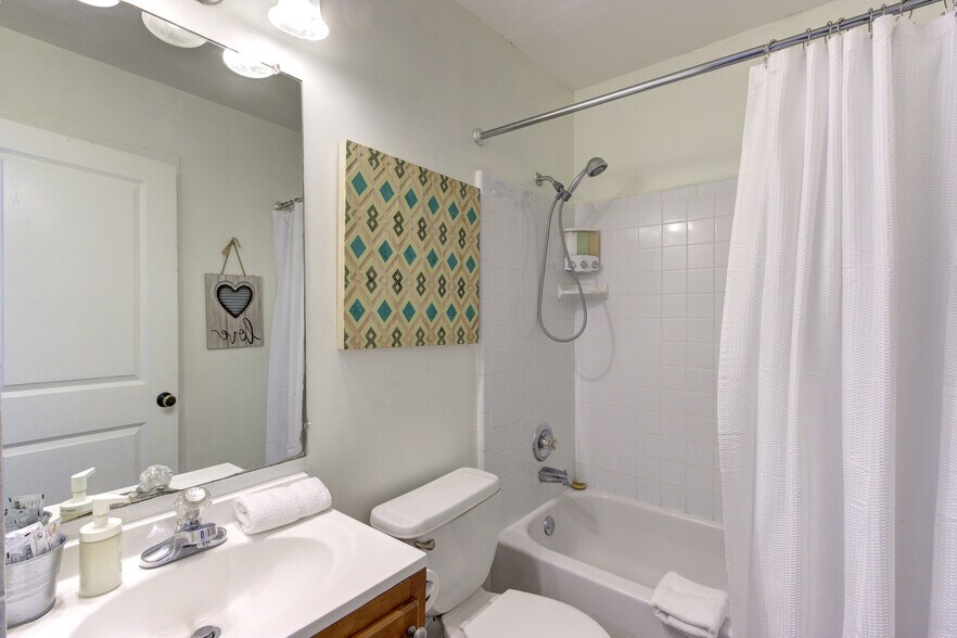 Building Photo - 1980 Jefferson Ave