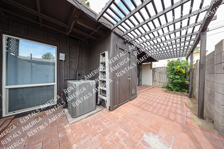 Building Photo - 1450 E Bethany Home Rd