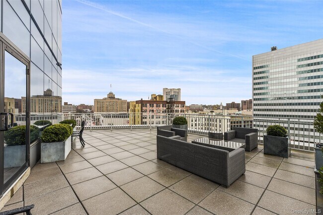 Building Photo - 5 Renaissance Square