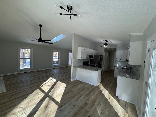 Building Photo - Modern 3bed/2bath in GREAT neighborhood!