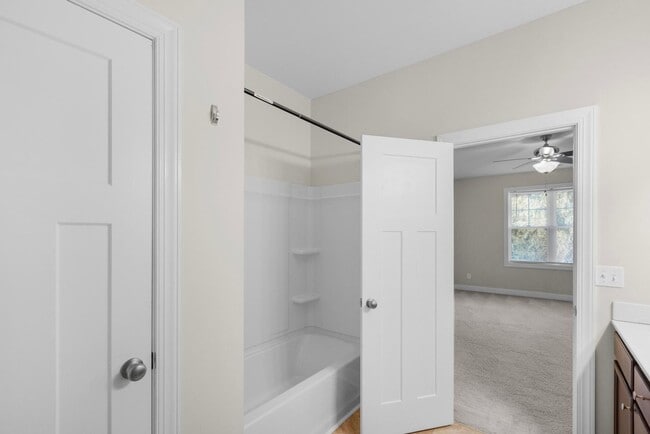 Building Photo - Townhouse For Rent! Rebated Application Fe...