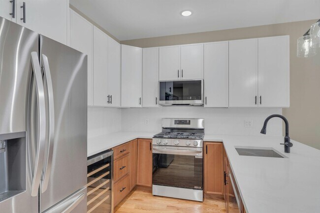 Building Photo - 275 Pearsall Ave