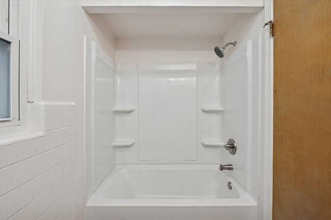 Building Photo - 2127 Collinway St