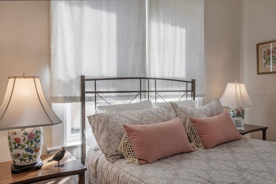 Master bedroom - 407 W Park Ave