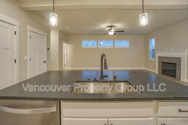 Building Photo - 2217 E Juniper Cir