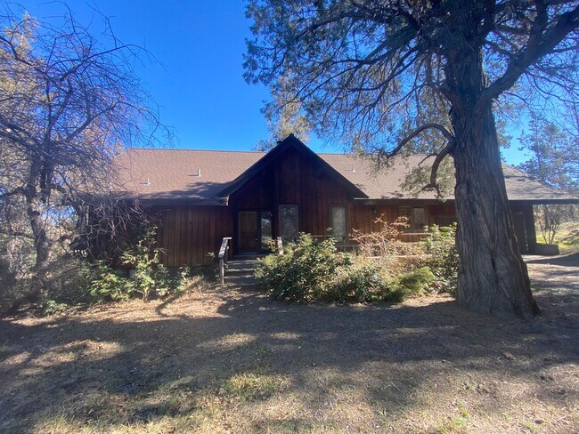 Building Photo - Rustic Charm Just North of Bend