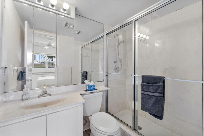 Building Photo - 101 NE 19th Ave