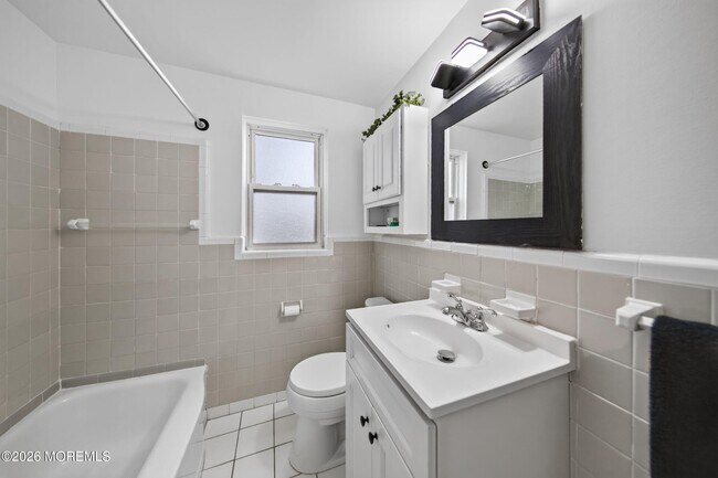 Building Photo - 11 Manor Dr