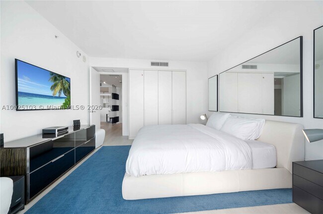 Building Photo - 2201 Collins Ave
