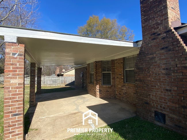 Building Photo - 3999 Hanna Dr